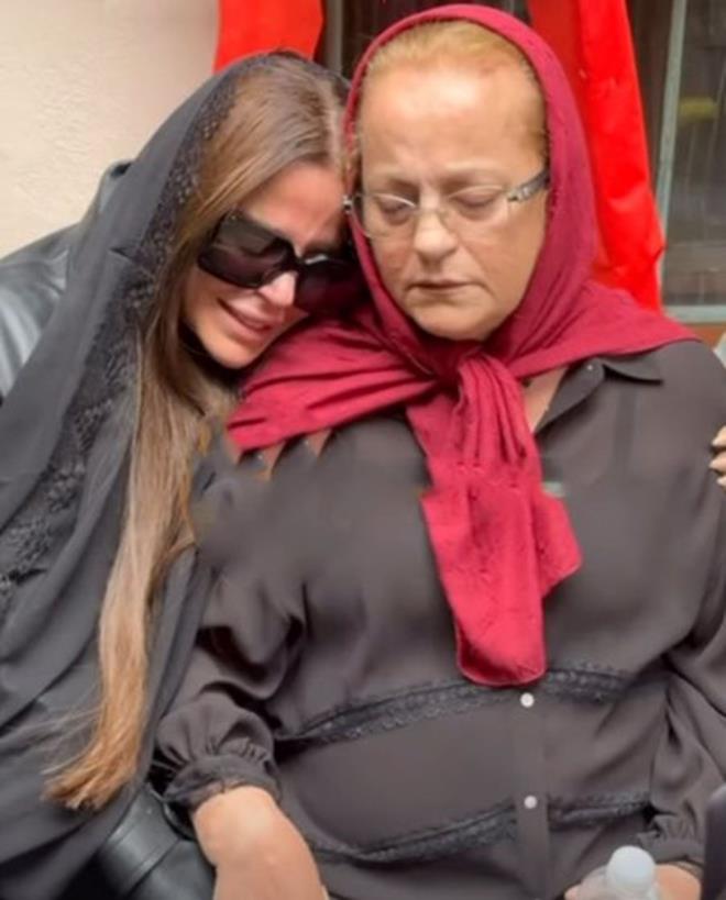 ANNESNE SARILDI    Simge San ardndan annesinin omzunda gzyalarna bouldu.    te yandan Simge'yi dostlar zor gnnde yalnz brakmad.  Ferhat Ger, Nebahat ehre ve Sezen Aksu gibi nl isimler de elenk gnderdi.