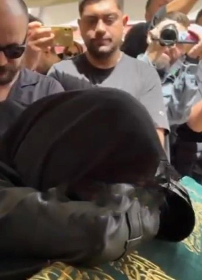 GZYALARINA BOULDU    Byk acyla sarslan Simge San, ablasnn tabutu banda gzyalarna bouldu.