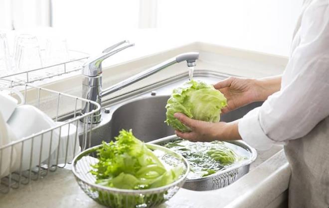 Uzmanlara gre; sirkeli su, bakteri ve mikroorganizmalarn azalmasna yardmc olabilse de, tarm ilalar kalntlarn tamamen ortadan kaldrmaya yetmeyebiliyor.