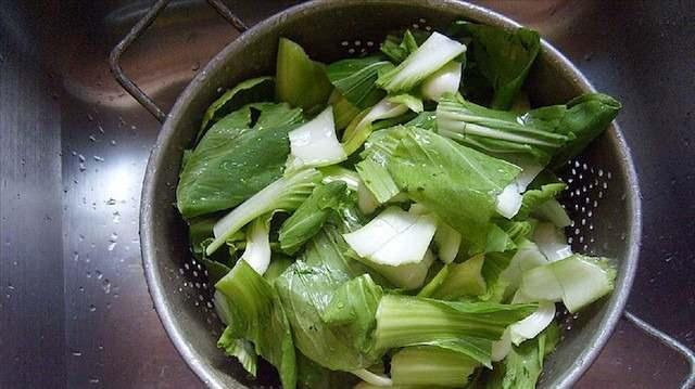 PEK EN ETKL YNTEM HANGS?    Uzmanlar, meyve ve sebzelerin daha verimli bir ekilde temizlenmesi iin nce karbonatl suda bekletilmesini neriyor. Bu ilem, sebze ve meyve yzeylerindeki baz kimyasal kalntlar etkili bir ekilde azaltabilir. Sebze ve meyveler, ortalama 15 dakika boyunca karbonatl suda bekletildikten sonra bol suyla durulanmal. Ardndan, sirkeli suyla birka dakika daha bekletilmesi tavsiye ediliyor. Bu ilem, zellikle kabuklu ve atlakl rnlerde kalan kalntlar en aza indirebilir.