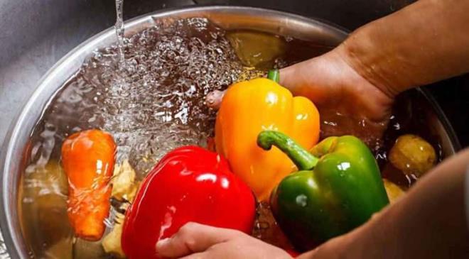 Sebze ve meyve ykamada kadnlar tarafndan ska kullanlan sebzeleri temizleme yntemlerinden biri olan sirkeli su ile ilgili uzmanlardan dikkat eken aklama geldi.
