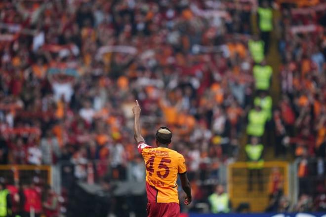 Erken vedann yaralarn ligde saran Aslan, 29. haftadaki Beikta mana kadar yoluna yenilgisiz devam etti.    Derbide namalup unvann brakan Sar Krmzllar, kalan haftalarda zirvedeki farkn kapanmasna izin vermedi.