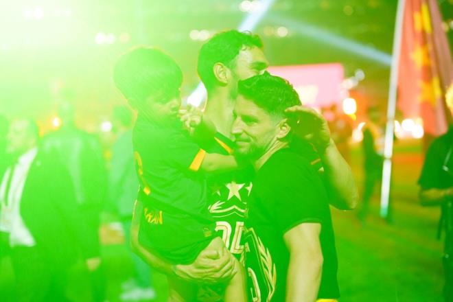 Ziraat Trkiye Kupas finalinde de Trabzonspor'u deviren Galatasaray, 8 yl sonra iki kupal sezona imza att.     Be yldzl ampiyonun sradaki hedefi,, marlara konu olan "4 sene st ste ampiyonluk" serisini yeniden yaamak.