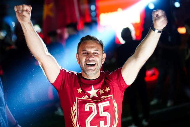 ampiyon olan sar krmzllar,  Okan Buruk ynetiminde st ste nc kez ligin zirvesinde yer ald.    Futbolcular, teknik direktr Buruk'un basn toplantsn yarda kesti ve ampiyonluu birlikte kutlad.