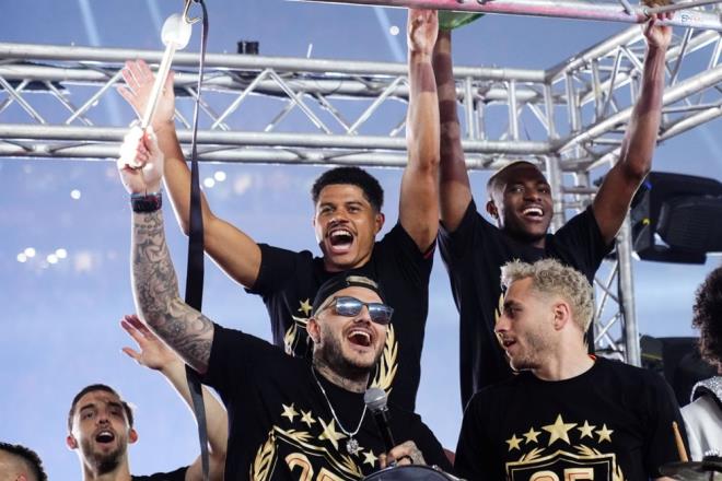 Galatasaray 25. ampiyonluunu kazand, armasna 5. yldz takt.    Sar krmzl taraftarlar ampiyonluu Trkiye'nin drt bir yannda kutlad.