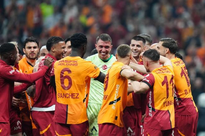 ampiyonluun kazanlmasnda byk rol oynayan kaptan Fernando Muslera ve att gollerle kariyer sezonunu yaayan Victor Osimhen sezona damga vurdu.