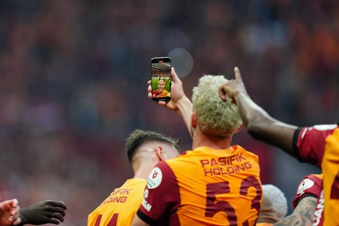 DPTE BALADI, ZRVEDE BTT    Galatasaray'n tarihe geen sezonu dipte balad, zirvede bitti.    Beikta'a Sper Kupa'da 5-0 kaybederek travma yaayan sar krmzllar, ampiyonlar Ligi n Elemesi'nde de Young Boys'a elenerek sarsld.