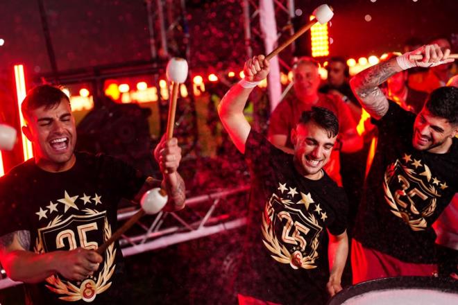 Osimhen ve Icardi'li forvet hattyla gzn Avrupa'nn zirvesine diken sar krmzllar 7 ekimdeki Tottenham galibiyetine sevinemedi. Icardi'nin sezonu kapatmasna sebep olan sakatlk 3-2'lik zaferi glgeledi.    San Mames'teki Avrupa Ligi finalini hedefleyen Okan Buruk'un ekibi Mart ayn gremedi. Galatasaray play-off turunda AZ Alkmaar'a elendi.