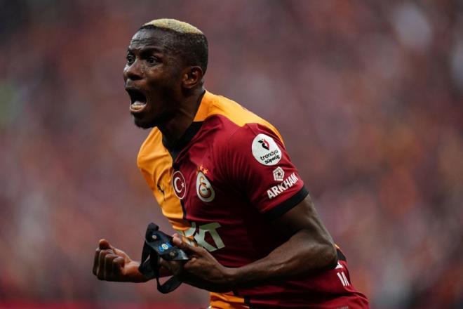 Nijeryal golc Victor Osimhen?in transferi, sadece kadroya deil, kulbn vizyonuna da byk bir mesajd.    Osimhen transferiyle ayaa kalkan Galatasaray ilk byk zaferini Kadky'de ald. Fenerbahe?ye kar alnan 3-1'lik galibiyet  puandan daha fazlasyd.