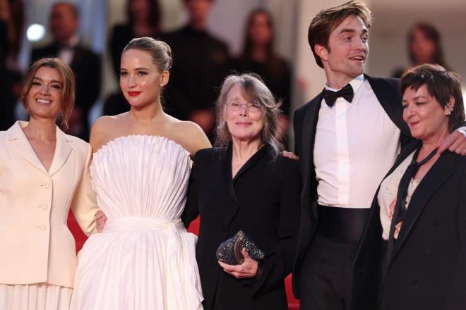 78. Cannes Film Festivali grkemli krmz hals ve nl konuklaryla devam ediyor. Altn Palmiye dlnn verilecei festivalin jrisinde Halle Berry, Payal Kapadia, Alba Rohrwacher, Lela Slimani, Dieudo Hamadi, Hong Sangsoo, Carlos Reygadas ve Jeremy Strong yer alyor.    Juliette Binoche'un bakanlk ettii festivalde Lynne Ramsay imzal Die, My Love filmi gsterildi.