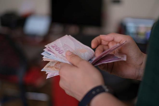 DUL VE YETM BAYRAM KRAMYES NE KADAR?    Dul ve yetim maa alanlar geen bayramda hisse oranlarna gre bayram ikramiyesi almt. Bu Kurban Bayram'nda da ayn durum sz konusu olacak.    Buna gre vefat eden sigortalnn eine ocuk olmamas durumunda bayram ikramiyesinin yzde 75?i deniyor. ocuk olmas durumunda ise yzde 50 deme alnyor. lm ayl alanlar ise ikramiyenin yzde 25?inden yararlanyor.    Dul ve yetim maan yzde 75 hisse oranna gre alanlar 3.000 lira,    Dul maa olarak yzde 50 hisse orannda deme alanlarn ikramiyesi ise bu yl 2 bin lira,    lm ayl alan ve yzde 25 hisse oranna gre deme yaplanlara ise ikramiye olarak 1.000 lira yatrlacak.