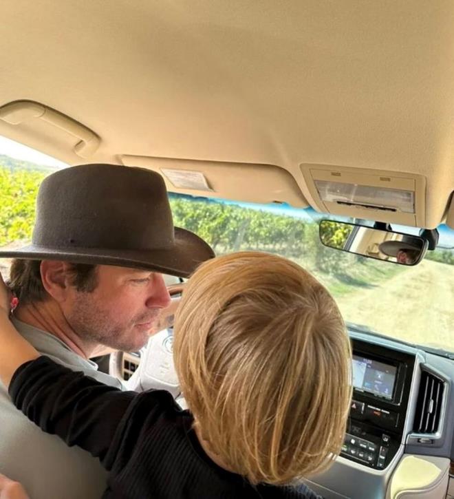 "EVLAT SAHB OLMAK BAMBAKA"    te yandan Kvan Tatltu, daha nce baba olmakla ilgili konumu ve "Evlatla ilgili sylenecek kelimelerin hepsi ayn. Bambaka bir duygu. Onun geliimi bizi de bytyor. Her gn yeni yeni eyler reniyorum. Bazen gzlerim dolarak, bazen de tebessm ederek bymesini izliyorum. Allah tm evlatlarn yolunu, bahtn, ansn ak etsin, saln korusun" demiti.