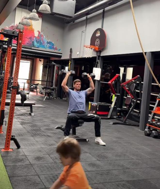 Kvan Tatltu, arlk kaldrrken; babasna benzerlii ile dikkat eken Kurt Efe ise salonda bisiklete bindi.