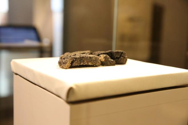 Kentteki 5 arkeolojik alanda kaz almalarnn srdn bildiren Aksoy, yle konutu:    "Kaz bakanlarmzla frsat bulduka bir araya gelip, onlarn almalar hakknda bilgi almak ve yaplacak almalara sunabileceimiz katklar varsa onlar deerlendirmek zere toplantlar gerekletiriyoruz. ki kaz bakanmzn ihtiyac olan kaz evi sorununda, eski okullarmz onarmak suretiyle kaz bakanlklarmza tahsis ederek, onlarn daha rahat bir alma imkanna kavumas konusunda nemli mesafeler aldk. Amacmz, kltrel deerlerin toplumda paylalmas ve kltr turizminden ekonomik anlamda kazan salayacak bir noktaya tanmamz."    Bykehir Belediye Bakan Aye nlce ise Klloba kazsnda piirilmi ve ilenmi ekilde formunu koruyan ilk ekmek rneinin bulunmas nedeniyle heyecanlandklarn kaydetti.    Kaz almasnda bulunan 5 bin yllk ekmei, laboratuvar sonularnda belirlenen rnlerin benzerini kullanarak rettiklerini dile getiren nlce, bunu yarndan itibaren kentteki retici marketlerde sata sunacaklarn belirtti.  5 bin yllk ekmek sata sunuluyor - 3