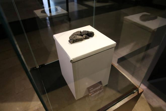 Ekmein 150 derece ve zerinde pitiini belirlediklerini dile getiren Trkteki, "Ekmein yandn da sylememiz gerekiyor. Ekmek yaklmasayd, belki bize ulamayacakt. nce piirilmi, daha sonra oradan bir para kopartlm ki biz ekmei olduu yerinde bulduk. Bir para kopartldktan sonra da yaklm. Evin eik ksmna gmlm gibi grnyor." diye konutu.    Etkinlikte, Anadolu niversitesi Edebiyat Fakltesi Arkeoloji Blm retim yesi Do. Dr. Yusuf Polat da "Yazlkaya-Midas Kale Kazs Agdistis Kutsal Alan Organizasyonu" konulu sunum yapt.    ET Arkeoloji Mzesi Mdr Emriye Yurt'un da konuma yapt programa, CHP Eskiehir Milletvekili brahim Arslan, Cumhuriyet Basavcs zeyir Karaklah, l Kltr ve Turizm Mdr Blent Avnamak ve Odunpazar Belediye Bakan Kazm Kurt ile dier ilgililer katld.