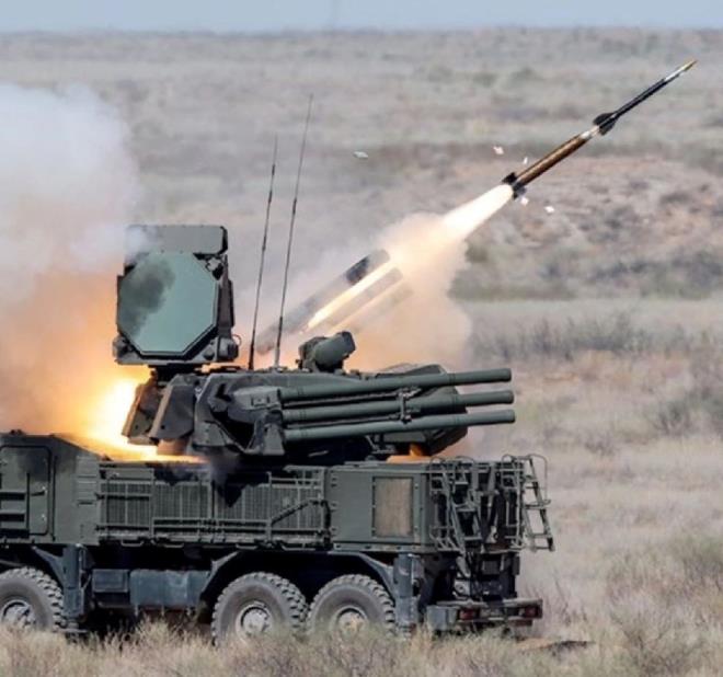 Bunun dnda Rusya'da Tor, Pantsir, Buk gibi ksa ve orta menzilli sistemler de hava savunmasnda aktif rol oynuyor.    Rusya gelecek yllarda hizmete alacan duyurduu S-500 ile sistemi daha da gelitirmeyi planlyor.