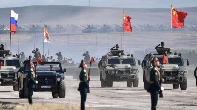 Dnyadaki kaotik ve alkantl durum, sper gler bata olmak zere birok lkenin savunma sanayilerine astronomik yatrmlar yapmasna neden oluyor. ABD, in ve Rusya askeri harcamalarda ilk  sray paylayor. Stockholm Uluslararas Bar Aratrmalar Enstits (SIPRI) tarafndan aklanan 2024 ylna ait rapora gre, kresel askeri harcamalar 2.72 trilyon dolara ulat ve 2023?e kyasla yzde 9.4 orannda bir art gzlendi. Bu, Souk Sava?n bitiminden bu yana grlen en byk yllk art olarak kaydedildi.