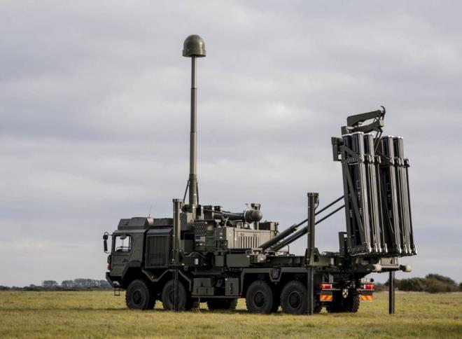 Sky Sabre, MDBA, Saab ve Rafael Advanced Defense Systems tarafndan tasarland ve retildi. 3 boyutlu radar sistemi, kk insansz hava arac sistemleri gibi dk seviyeli hedefleri de tespit edebilen 360 derecelik ve 120 km'lik bir tespit menziline sahip.    Sky Sabre at kontrol sistemi 24 fzeyi ayn anda tekil hedeflere ynlendirebiliyor