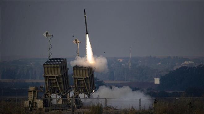 DEMR KUBBE - SRAL       Demir Kubbe (Iron Dome), srailli Rafael Advanced Defense Systems irket ve srail Havaclk ve Uzay Endstrisi tarafndan gelitirilmi, tanabilir bir hava savunma sistemi.  2011 ylnda hizmete alnan Demir Kubbe, 4 kilometre ila 70 kilometre uzaklktan atelenen ksa menzilli roketleri ve top mermilerini durdurmak ve imha etmek iin tasarland.