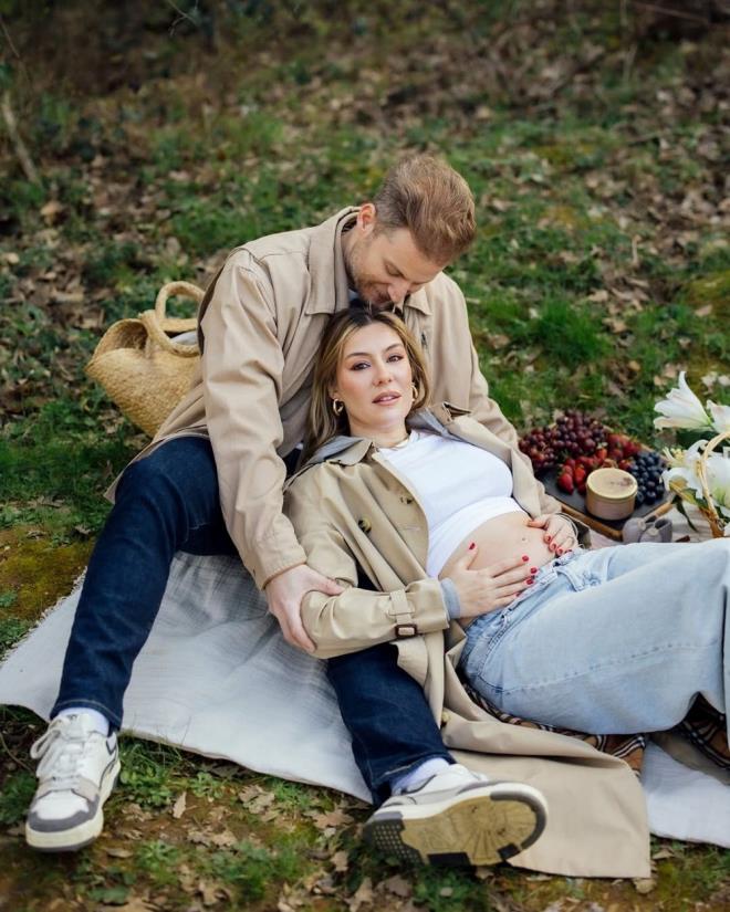 Evliliini gzlerden uzak yaamay tercih eden 32 yandaki nl oyuncu, birka ay nce bebek beklediini duyurmutu.