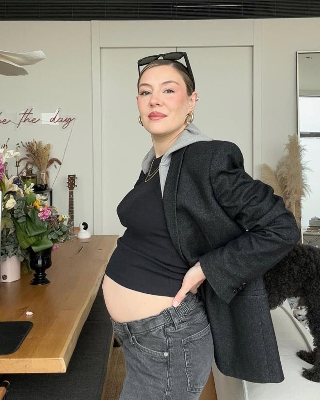 LK KEZ ANNE OLACAKTI    Sosyal medyadan zaman zaman karn burnunda fotoraflarn paylaan Ege Kkenli, ac haberi takipileriyle paylat.