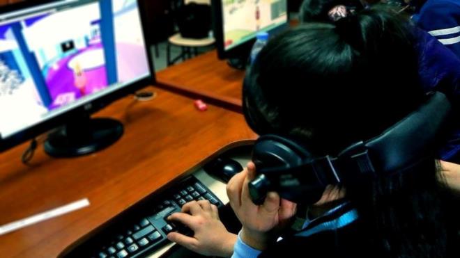 Roblox, dnya genelinde milyonlarca oyuncuya ev sahiplii yaparken, Trkiye'de zellikle ocuk ve gen ya grubundaki kullanclar arasnda youn ilgi gryor. Ancak platformda yer alan baz ierikler nedeniyle Trkiye'de eriim engeli uygulanmt. Kararn arkasnda yatan nedenler arasnda, ocuklarn gvenliini tehdit eden ierikler, denetimsiz kullanc etkileimleri ve baz etik d uygulamalarn yer ald iddialar ne kyor.