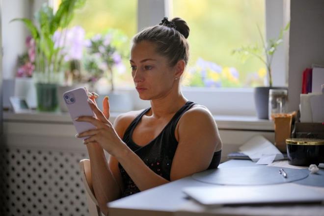 KAYGI TETKLEYCLERNN AZALMASI    ?Stres yaratacak haberleri okumak ve sosyal medyada kendini bakalaryla kyaslamak, zihni tetikte tutar'' diyen Kleinknecht, cihazlar kapatmann, zihni yavalatmak asndan olduka faydal olduunu sylyor.