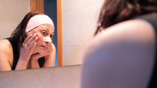 Bal ve tarn kombinasyonu, Kore cilt bakm rutinlerinde hem doal hem de gl bir siyah nokta zm olarak ne kar. Bu maskeyi hazrlamak iin bir tatl ka bal ile yarm ay ka toz tarn kartrn. Karm yznze, zellikle siyah nokta olan blgelere uygulayn ve 10-15 dakika bekletin. Ardndan lk suyla durulayn. Bu maske, haftada iki kez uygulandnda siyah noktalar azaltr.