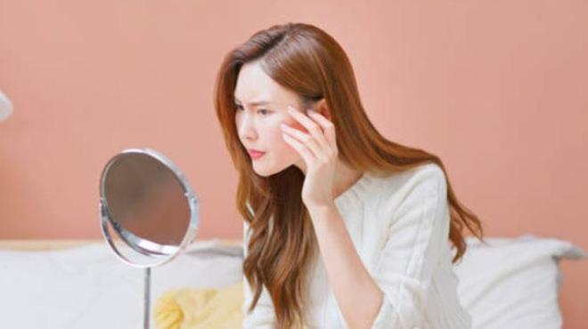 Bir ay ka karbonat birka damla limon suyuyla kartrarak macun kvamna getirin. Bu karm burun gibi siyah nokta younluunun fazla olduu blgelere masaj yaparak uygulayn. 1-2 dakika masaj yaptktan sonra hemen lk suyla durulayn ve cildi nemlendirin.