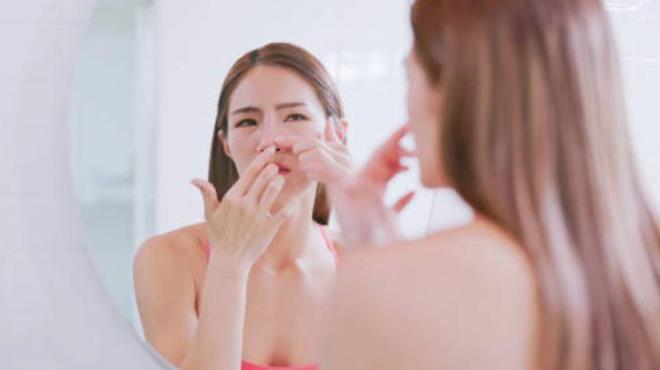 Kore bakm rutinleri ok adml yaplaryla biliniyor. Korelilerin siyah noktalara kar en etkili ve doal yntemlerini detayl bir ekilde derledik.Kore cilt bakm rutinlerinde buhar banyosu, gzenekleri amak ve siyah noktalar yumuatmak iin ska kullanlan bir yntem. Bu teknik, cildi derinlemesine temizlemeye hazrlar. Uygulamaya balamak iin bir kseye kaynar su dkn. Ardndan yznz buhara tutarak 5-10 dakika boyunca gzeneklerin almasn salayn.