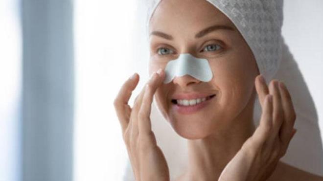 Bu yntem, gzeneklerdeki ya ve kiri temizlemede etkili olsa da, limon suyunun asidik yaps ve karbonatn andrc zellii nedeniyle sk kullanm cildi tahri edebilir. Bu nedenle, bu yntemi ayda bir veya iki kez uygulamak yeterli.