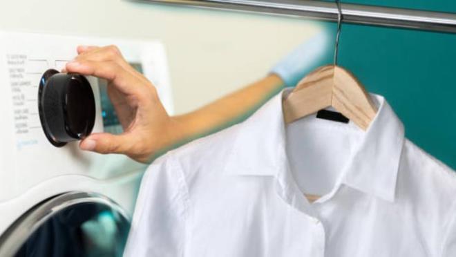 Yeni nesil makinelerde ?easy iron?, ?anti-crease? ya da ?krk azaltma? gibi farkl isimlerle yer alan bu seenek, iinizi kolaylatrabilir. Baz makinelerde bu zellik dorudan ykama programlarna entegre edilirken, bazlarnda ise ayr bir buton ya da dijital komut olarak karnza kar. Eer sahip olduunuz makinede bu ayarn olup olmadn merak ediyorsanz, kullanm klavuzuna gz atmanz neririz. Ayrca makinenin dijital ekranndaki semboller arasnda t ikonuna benzeyen bir iaret gryorsanz, krk azaltma moduna sahipsiniz demektir. Unutmayn, bu mod yalnzca estetik bir fayda sunmakla kalmaz, ayn zamanda t kullanmn azaltarak enerji tketiminde tasarruf salayabilir.