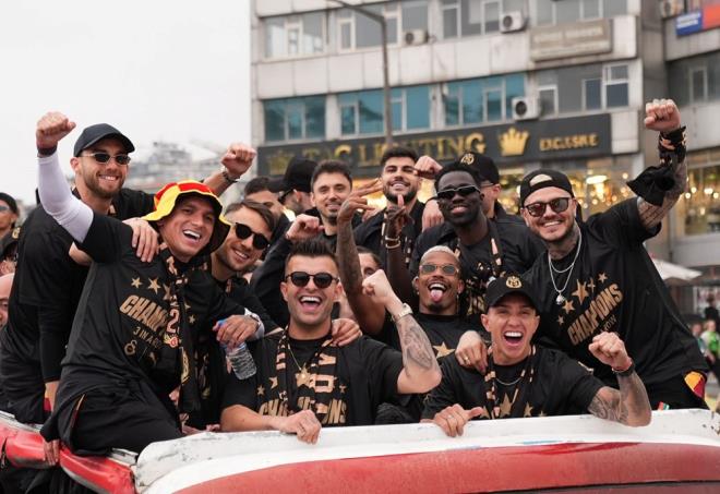 Burada fotoraf ekimi yapan futbolcular daha sonra st ak otobse geti.