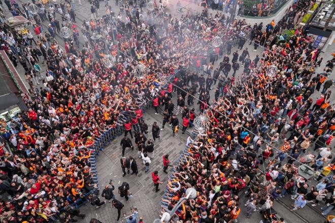 Futbolcularn otobse geii esnasnda toplanan taraftarlar ynetime Osimhen iin tezahratlarda bulundu.