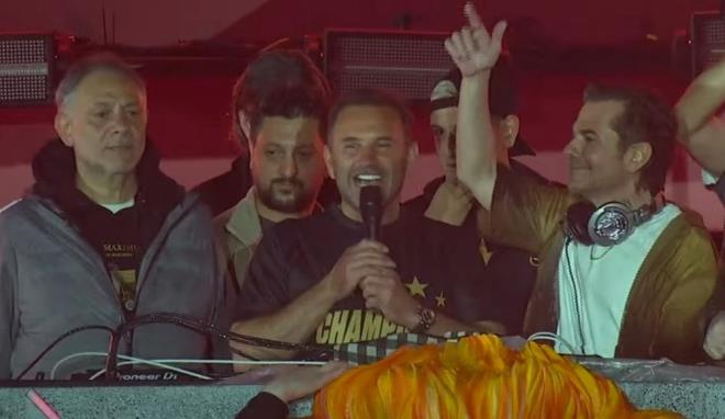 "Adanm Hayatlarn Umudu" arksyla sahneye kan ve taraftar selamlayan Okan Buruk, "Herkes rtbesini bilecek!" dedi.