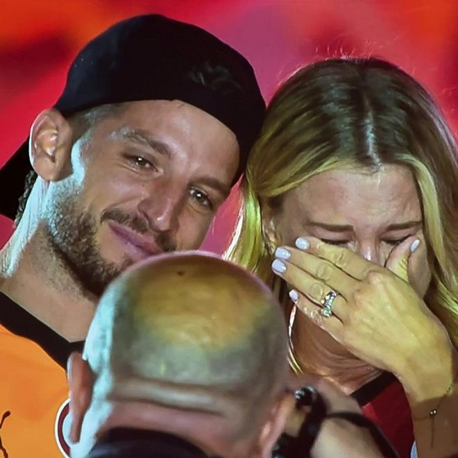 MERTENS VE ENN GZYALARI    Galatasaray'dan ayrlmas beklenen Dries Mertens ve ei, sahneye ktklar esnada gzyalarna hakim olamadlar.