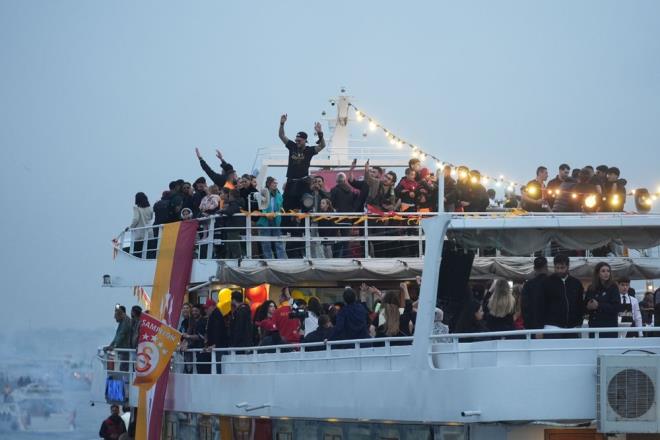 Yola kan otobs ve futbolcular Sarayburnu'na ulat. Buradan tekneye binen futbolcular, ardndan Yenikap Miting Alan'na ulat.