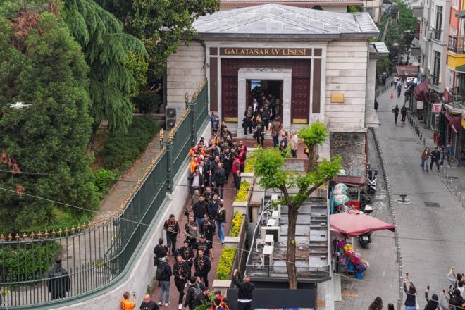 Sper Lig'de st ste nc kez ampiyon olan Galatasaray taraftar nnde kupasn kaldracak.    Sar krmzllar, ifte kupann kutlamalarna Galatasaray Lisesi'nde balad.