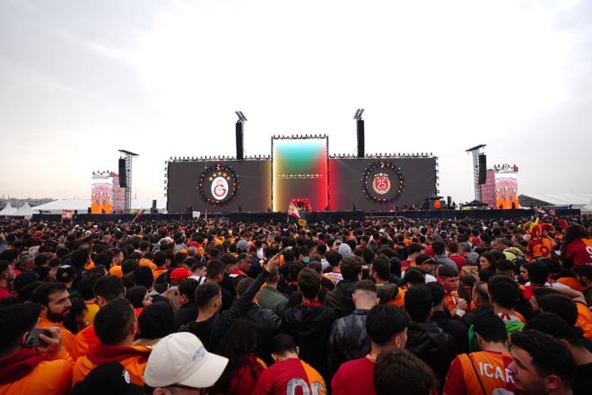 Galatasaray taraftar konserlerin balad Yenikap'da topland.
