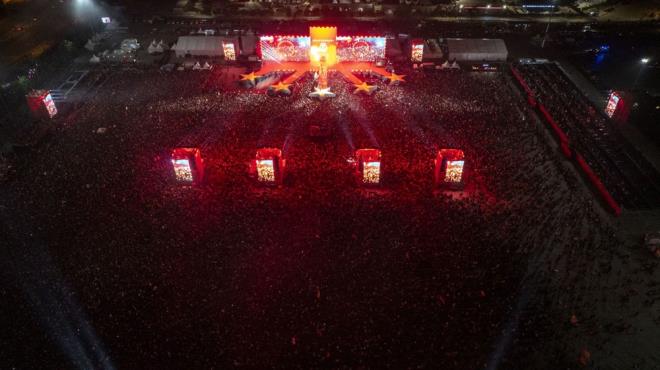 Futbolcularn alana ulamas sonras her futbolcu farkl arklarla sahneye kt.     TFF Bakan brahim Hacosmanolu, Galatasaray'a ampiyonluk kupasn verecek.