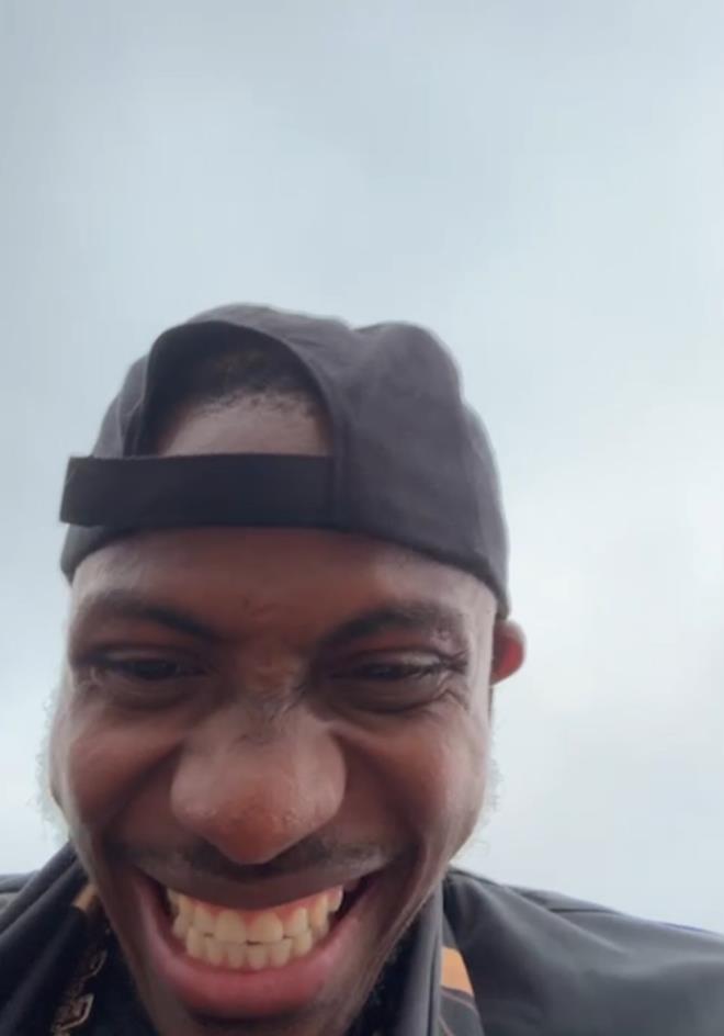 "BU KULP OK BYK"    Galatasaray'n Nijeryal sper yldz, Instagram hesabnda canl yayn at.    aknlk iinde etrafn izleyen Victor Osimhen, "Bu kulp ok byk" dedi.