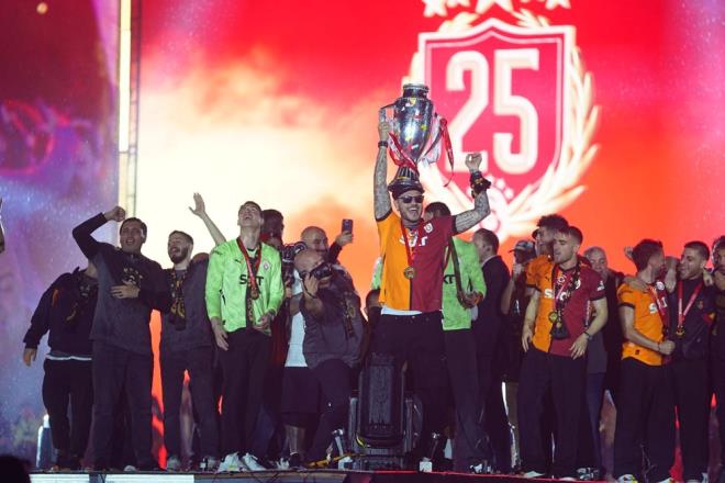 Futbolcularn sahneye kmasndan ardndan kupa ve madalya takdim trenine geildi. ampiyonluk kupas alana bir arabann zerinde ve 5 yldz platformda geldi.    Trkiye Futbol Federasyonu 1. Bakan Vekili, cra Kurulu yesi, A Milli Takm ve Sper Lig'den Sorumlu Ynetim Kurulu yesi Mecnun Otyakmaz, 2. Bakan Vekili, cra Kurulu yesi, Hukuk, dari ve Mali lerden Sorumlu Ynetim Kurulu yesi Fuat Gkta ve 1. Lig Kulplerinden Sorumlu Ynetim Kurulu yesi Zafer Bahadr Sara madalya ve kupay verdi.    Kupay alan kaptan Fernando Muslera, daha sonra takm arkadalaryla birlikte bu sevinci yaad.    Son olarak ise btn takm, son dnemin popler arks 'Pode sentar' ile elendi.