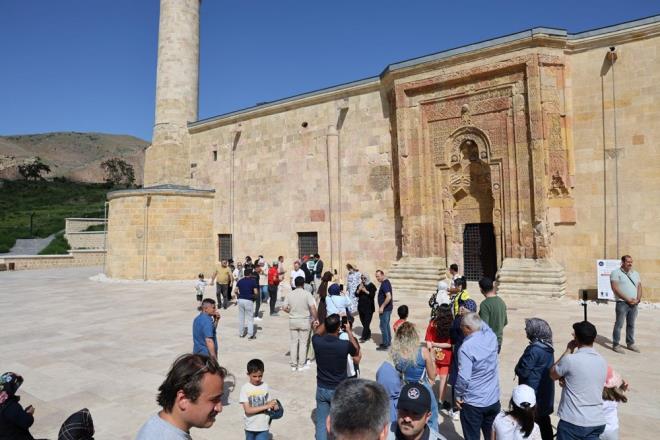 ''KENDLNDEN OLUMASI MMKN DEL''    Kapda oluan insan siluetlerini hayretler ierisinde izlediklerini belirten ziyaretiler, "Burada olup bu ana ahitlik ettiimiz iin mutluyuz. Bu hesaplanarak yaplm bir itir. Aksi halde bunun kendiliinden olumas mmkn deil" ifadelerine yer verdiler.    Dnyada ei benzeri olmayan, yzeyindeki 10 bine yakn, hibiri bir dier motife benzemeyen ve her motifi asimetrik olan eserin cami ksm, Mengcek ah Sleyman ah?n olu Ahmet ah tarafndan; Darifa ise ei Melike Turan Melek tarafndan yaptrld.