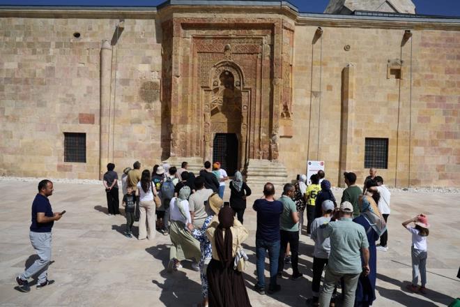 1228 ylnda balanp 1243 tarihinde tamamlanan yapnn mimar ise Muis olu Ahlatl Hrrem ah?tr. Birok gizemi bnyesinde barndran caminin en belirgin zelliklerinden birisi de mimarnn ilk ve son eseri olmasdr.