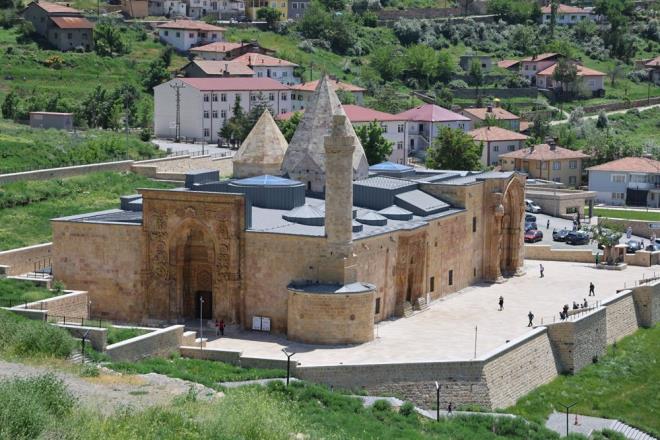 Trkiye?de UNESCO tarafndan tescillenerek koruma altna alnan ilk eser olan Divrii Ulu Cami ve Darifas, 9 yl sren restorasyon almalarnn ardndan getiimiz yl ibadet ve ziyaretlere almt.    Ziyareti akna urayan eserde, Mays ile Eyll aylar arasnda oluan Kuran okuyan ve namaz klan insan glgesi bu ylda gzlenmeye balad. kindi namazndan 45 dakika nce kapda oluan insan silueti, Kuran okurken namaz vakti girince ellerini balayarak kyama duruyor.