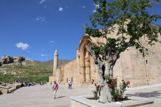 Trkiye?nin eitli blgelerinden Sivas?a gelen turistler, yzlerce yldr belli dnemlerde gzlemlenen bu ana ahitlik etti. Kapda oluan glgeyi hayretler ierisinde izleyenler turistler, fotoraf ektirerek caminin mihmandarndan hem glge olayn hem de caminin yzeyindeki motifler hakknda bilgiler aldlar.