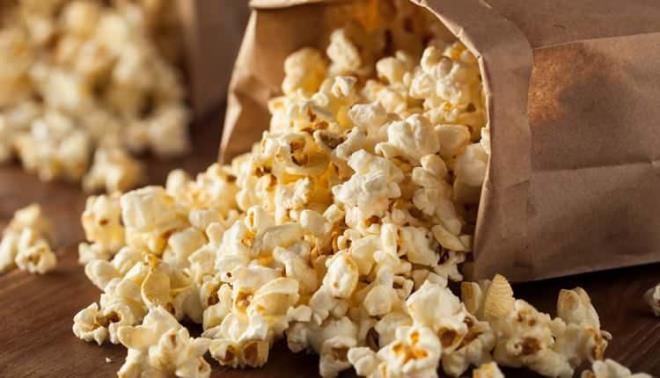 4- PATLAMI MISIR    Patlam msr, dk kalorili ve lif asndan zengin bir attrmalk olduu iin salkl bir diyetin paras olabilir.     Bir fincan patlatlm patlam msr 31 kalori, bir gram protein ve bir gram lif ierir. Ancak diyetisyen Jessica G. Anderson, "Tereya, dier yalar ve peynirin yaygn olarak kullanlmasnn, onu hzla yksek kalorili bir gdaya dntrebileceini" vurgulayarak, "setiiniz lezzet katk maddelerine dikkat edin" diyor