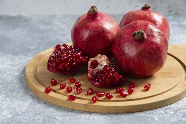 6- NAR    Yaplan aratrmalar nar meyvesinin diyete dahil edilebilecek gerekten faydal bir besin olduunu ortaya koydu.        Bir fincan nar ekirdei sadece yaklak 120 kaloriye sahiptir ve iki gram protein ve alt gram lif salar.    Narlar ayrca baz bilim insanlarnn kilo ynetimine yardmc olabileceini syledii, muhtemelen istenmeyen kilo almyla savamaya yardmc olan barsak mikroplarn destekleyerek, antioksidanlar asndan da zengindir.