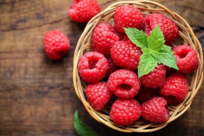 3- AHUDUDU    Bir fincan ahududu sadece 78 kaloridir. Bu yzden stne yourt ekleyerek tketebilirsiniz.    Salkl attrmalklardan biri olan ahududu meyvesinin bir fincanlk porsiyonunda 10 gram lif ve iki gram protein de alrsnz.      Zengin lif miktar, nihayetinde alnz giderecek ve barsakta salkl bir mikrofloray destekleyecektir.