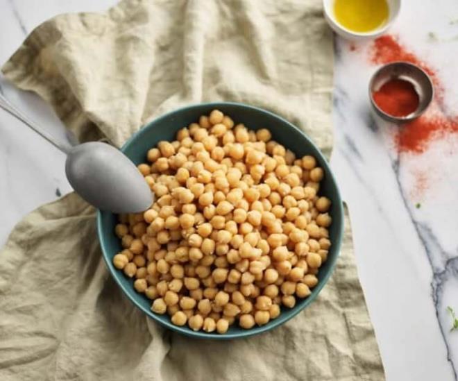 9-NOHUT    Aratrmalar, baklagilleri diyetinizin dzenli bir paras haline getirmenin obeziteyi nlemenize yardmc olabileceini gsteriyor; ayrca nemli miktarda diyet lifi de sunuyorlar.    rnein, bir fincan szlm ve ykanm nohut 210 kalori, 11 gram protein ve 10 gram lif ierir. Nohutlar doal olarak lif, protein, B vitamini, demir, fosfor ve doymam yalar asndan zengindir.